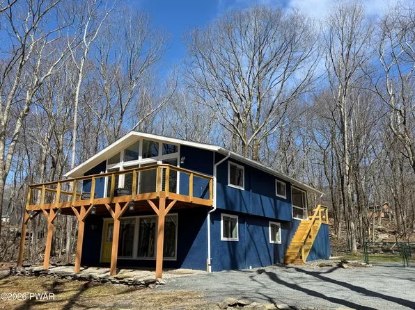 107 Village Ln, Hawley, PA 18428