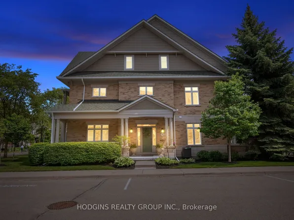 136 Saint Lawrence Dr #42, Mississauga, ON L5G 4V1