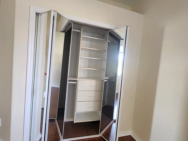 Jack & Jill (Bedroom 3)
Build-in closet