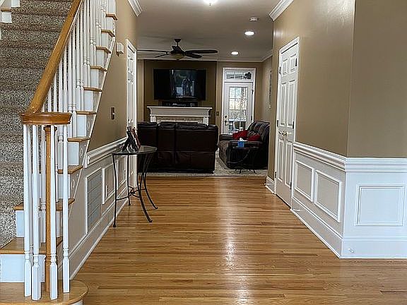 2-story foyer