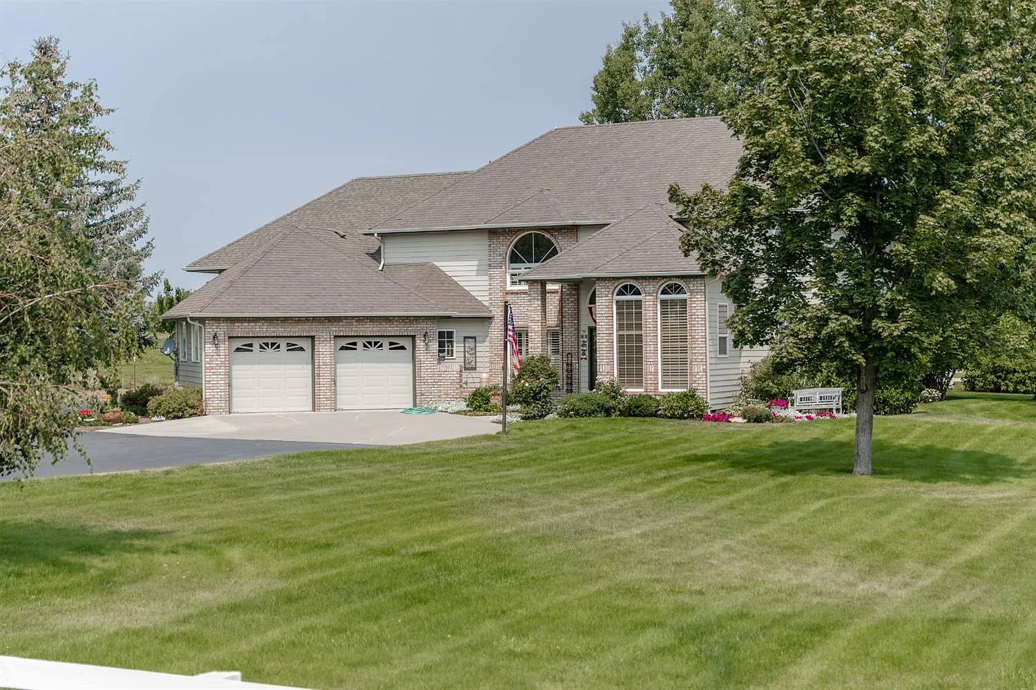 8189 Kings Way photo 1