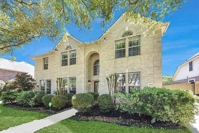 5 bed, 3.5 bath, 3581 sqft, $3,200 — Photo 1