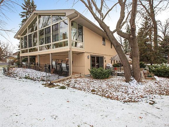 Exterior view of 3 season po