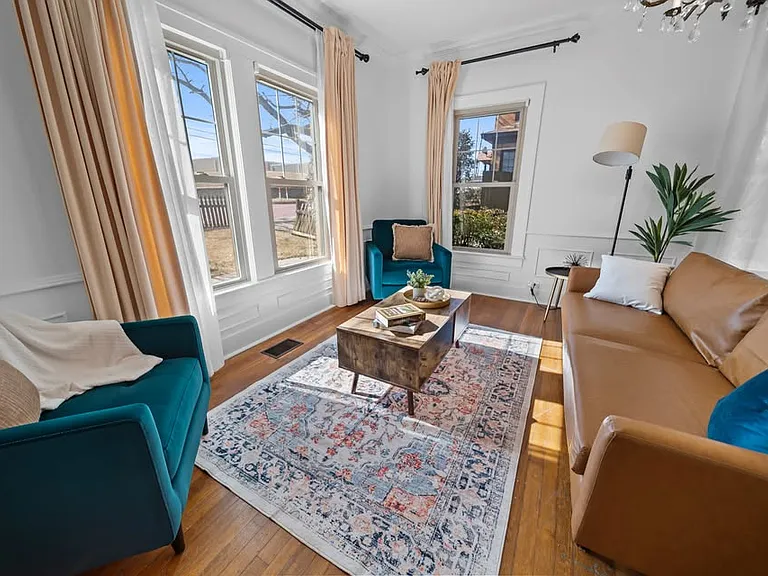 210 E Dobbs St — Photo 12