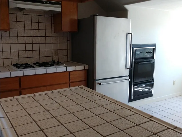 Stove, refrigerator, Oven in Kitchen