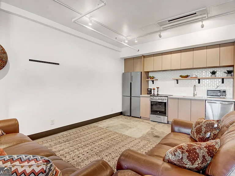 1805 Harvard Ave — Photo 7