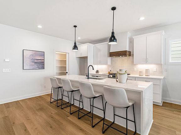 4th image of 722 Powell Dr