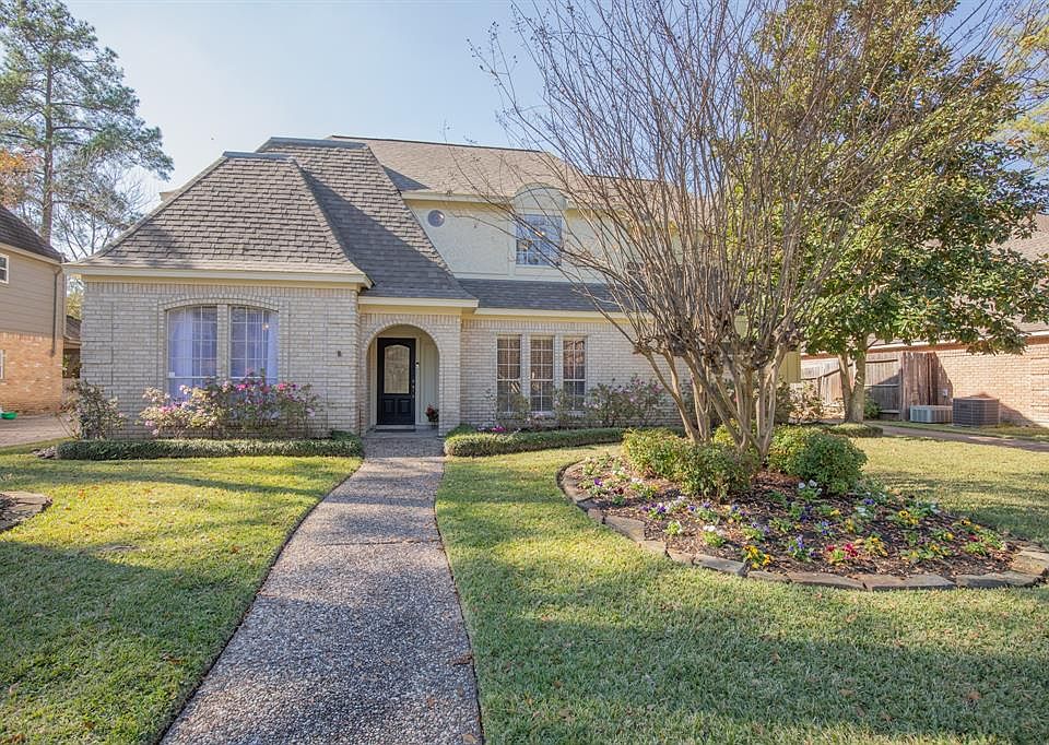 WELCOME to Terrawren Lane! Pebble walk, mature landscape, recent paint, fresh mulch and gorgeous lead glass front door.