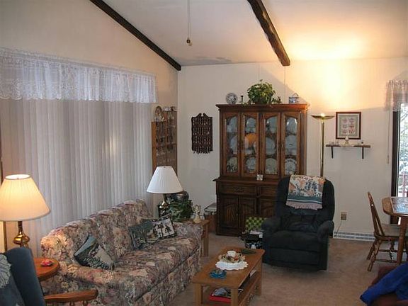 Spacious sunk in LR, vaul