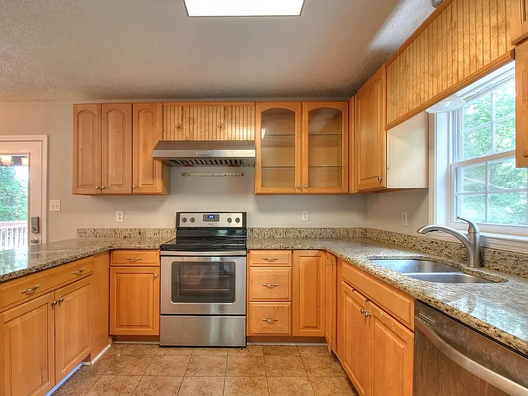 317 Gatewood Ln — Photo 4