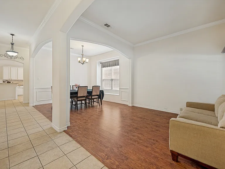 1615 Bur Oak Dr — Photo 3