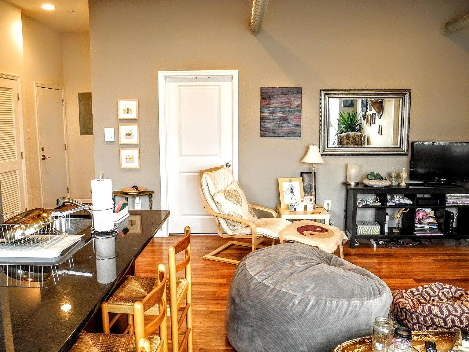 3 bed, 1070 sqft, $2,000 — Photo 3