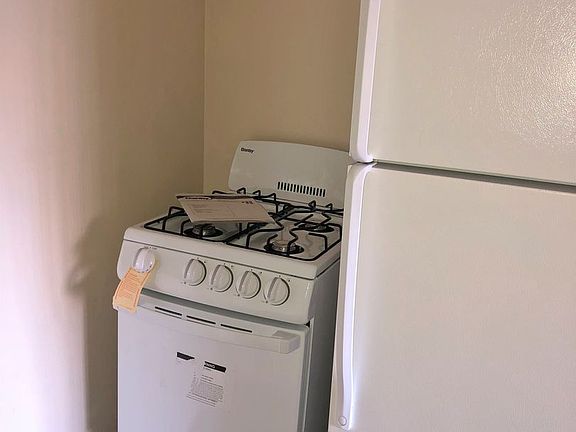 3rd image of 830 S Grand View St APT 8