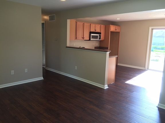 5th image of 30 Barberry Dr