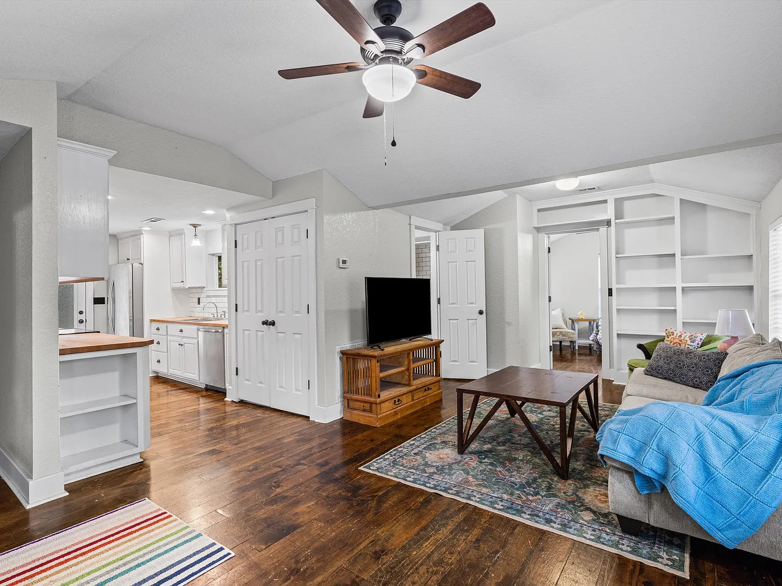 2 bed, 855 sqft, $1,900 — Photo 4