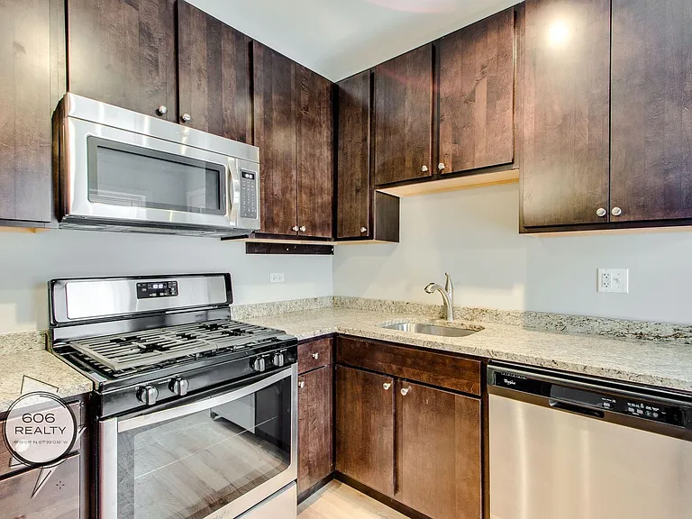 Beautiful Rehabbed Hyde Park Apartments! — Photo 10
