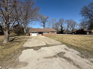 2002 W Main St, Greenwood, MO 64034