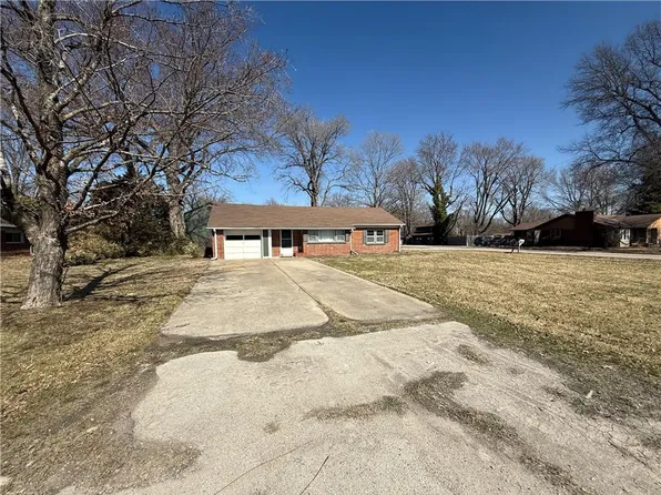 2002 W Main St, Greenwood, MO 64034