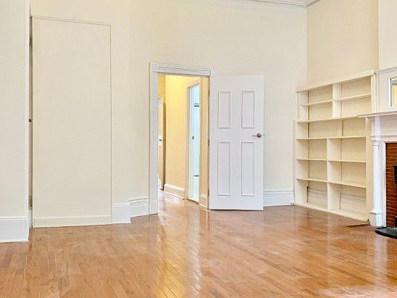 4th image of 124 E 61st St APT 2