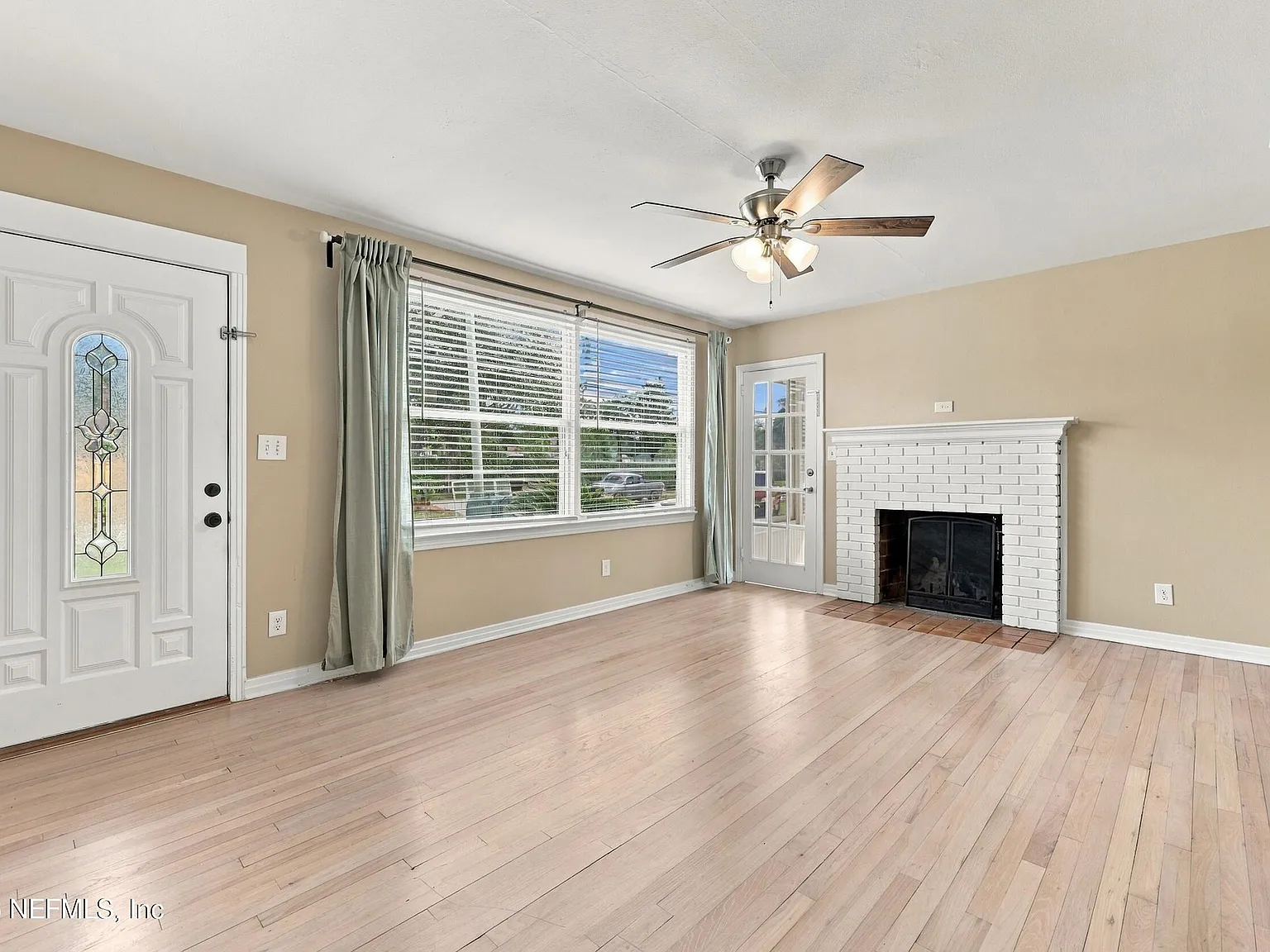 3 bed, 1.5 bath, 1238 sqft, $2,300 — Photo 3