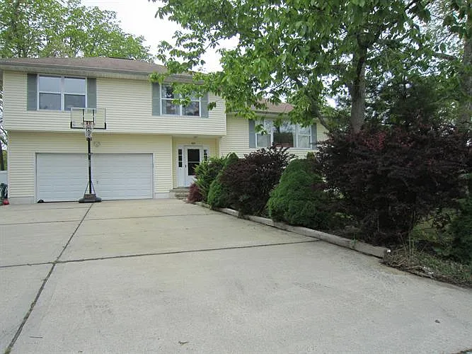 462 Princeton Ave photo 1