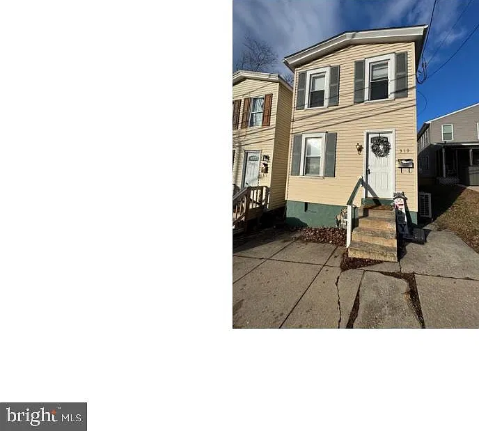 2 bed, 1.0 bath, 924 sqft, $1,700 — Photo 1