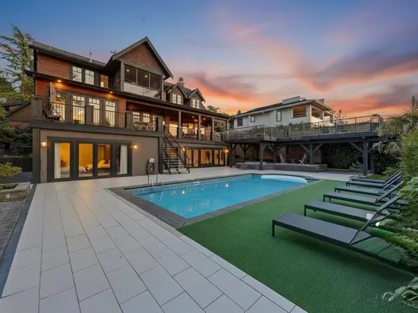 2737 Crescent Dr, Surrey, BC V4A 3J9