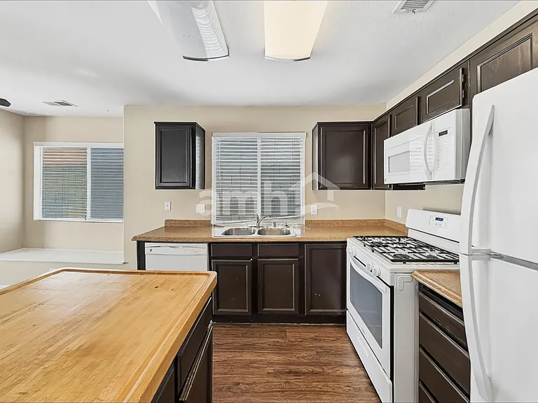 1717 Cedar Bluffs Way — Photo 4