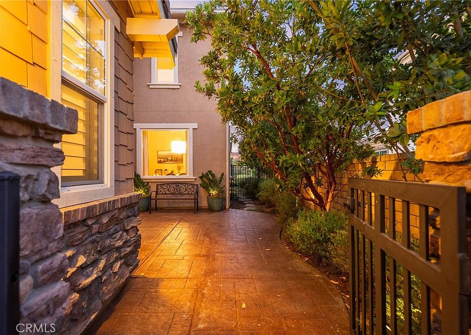 ゆゆ 28652 Iron Village Dr, Valencia, CA 91354 | MLS #SR25155301