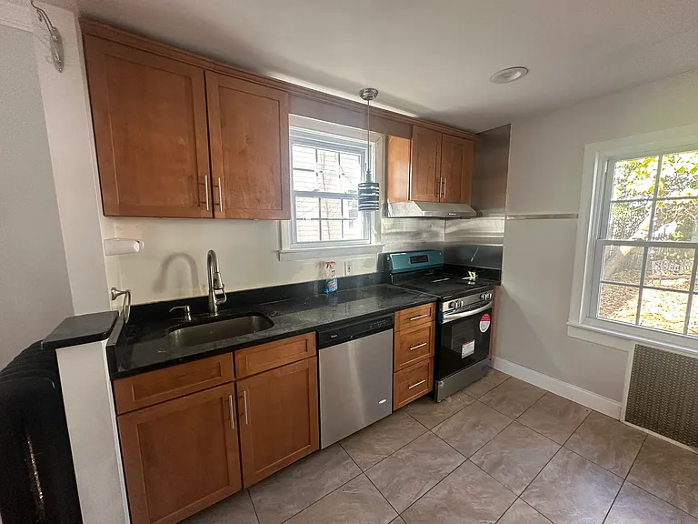 28 Hovey St — Photo 3