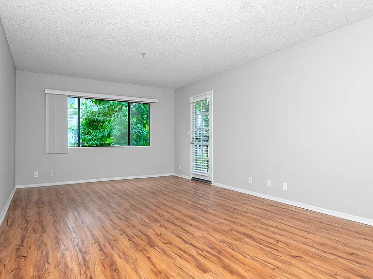 404 E Birch St — Photo 5