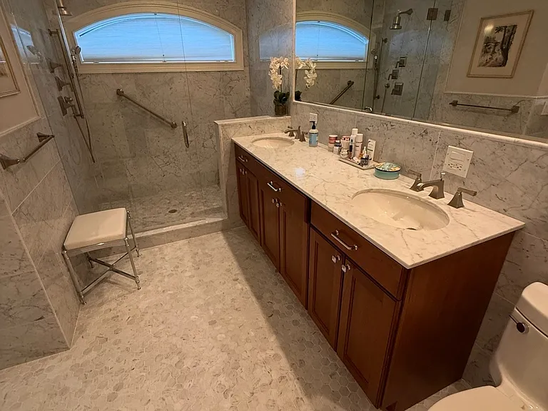 Primary bathroom - Large shower - double sinks, bidet
