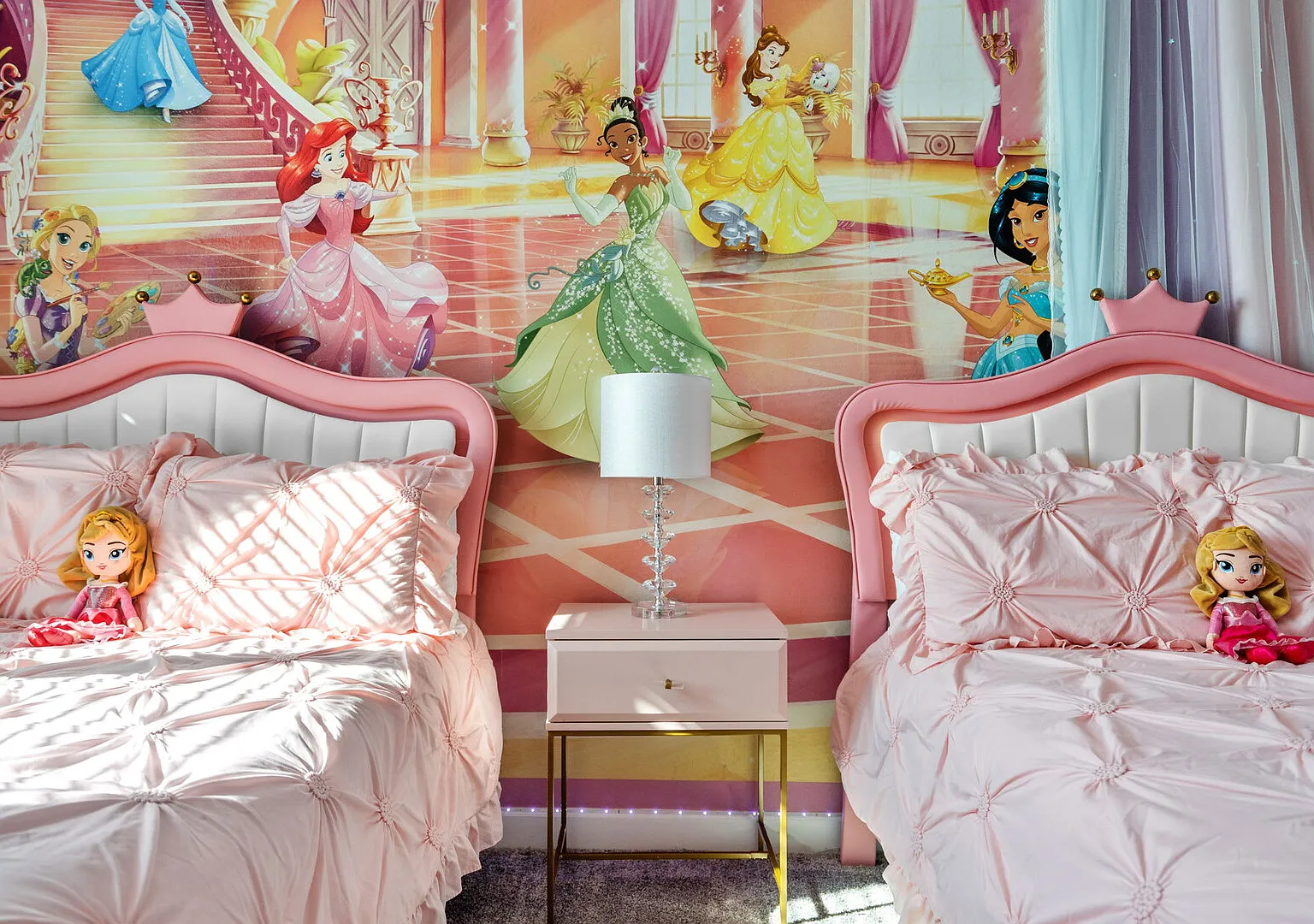 Stylish 5BR Home with Themed Bedrooms — Photo 3