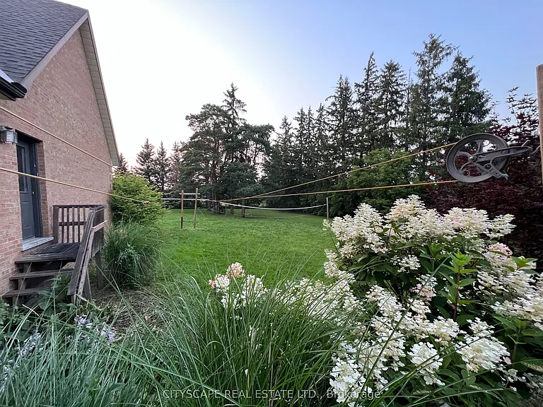 2361 Victoria St N — Photo 12
