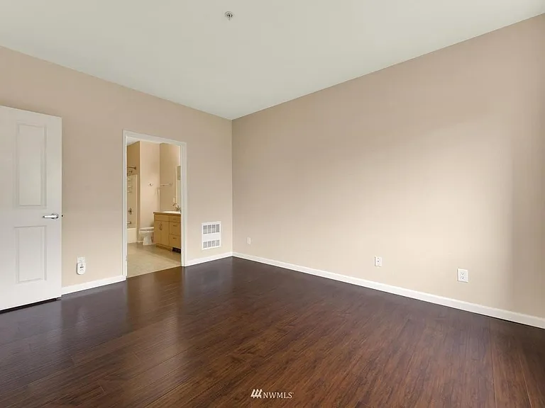 571 241st Ln SE — Photo 2
