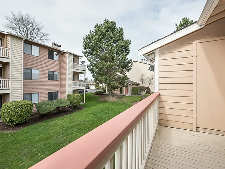 Crystal Springs Apartments — Photo 31