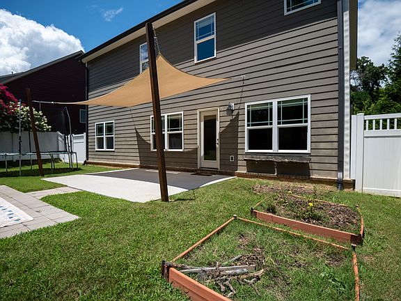 4th image of 1308 Bridgeview Dr