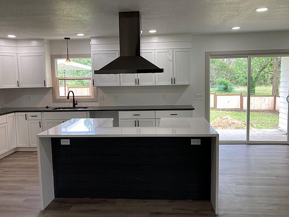 4th image of 21280 Oakwood Pl