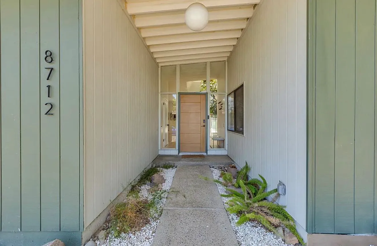 4 bed, 2181 sqft, $5,500 — Photo 2