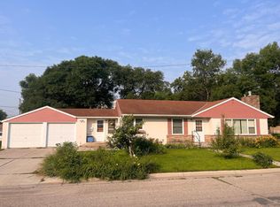 209 Oregon Ave, Morris, MN 56267