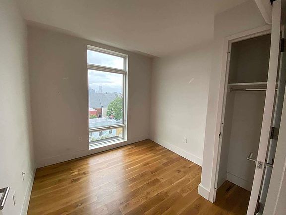 5th image of 310 Graham Ave #304