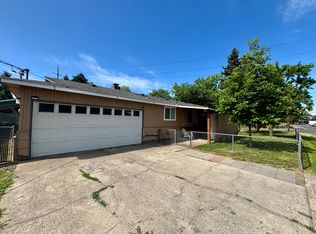 907 SE M St, Grants Pass, OR 97526