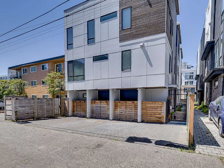 216 10th Ave E — Photo 3