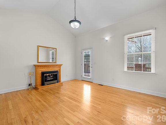 4th image of 215 Browning Dr