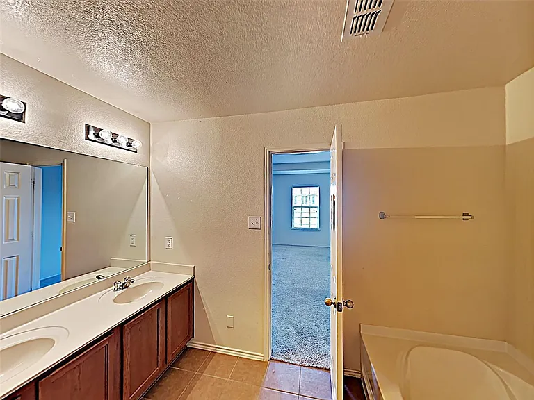 4029 Thoroughbred Trl — Photo 10
