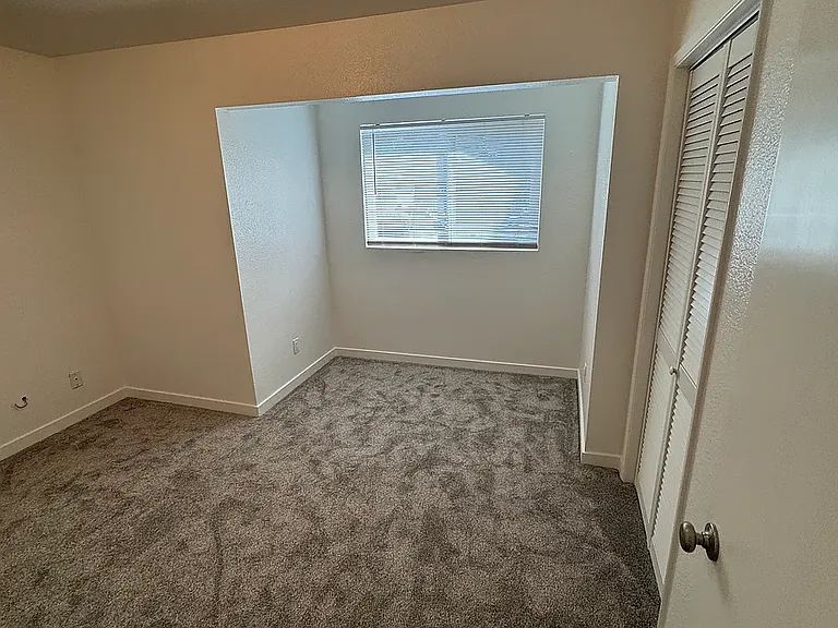 427 Oak St — Photo 9