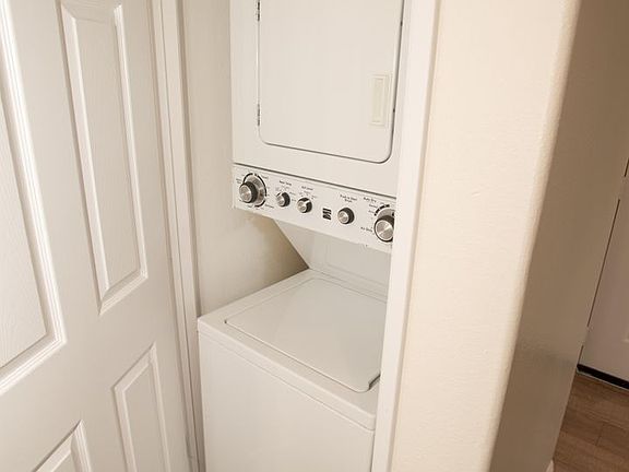 5th image of 580 Camino De La Reina Unit 322