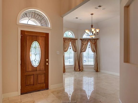 2nd image of 915 Grand Oaks Cir