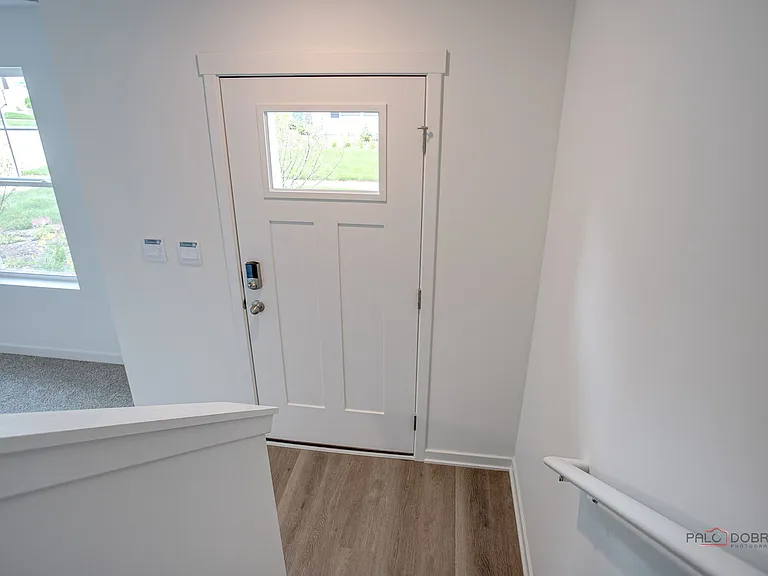 541 Yosemite Way — Photo 4