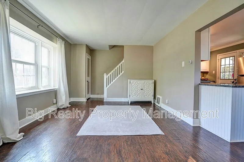 3 bed, 1.0 bath, 874 sqft, $1,900 — Photo 2